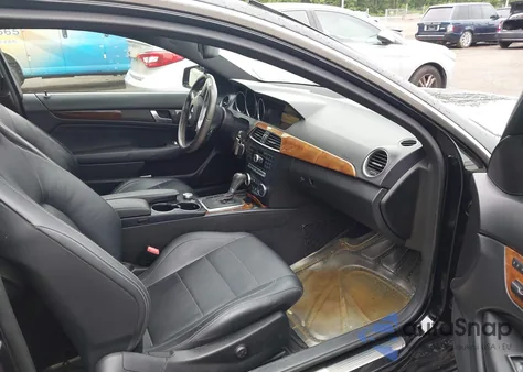 2012 Mercedes-Benz C 350 Sport 4Matic z USA, uszkodzony, nr VIN WDDGJ8JB4CF808885